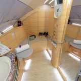 In diesem Teil des Flugzeuges nahe am Bug sind die Wände schon sehr gebogen. Ein Fototapete zeigt die Skyline Dubais. Die Sitzgelegenheiten sind mit Leder bezogen, der Boden wird elektrisch beheizt.