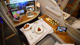Im vorderen Teil des Oberdecks gibt es 14 First-Class-Suiten mit elektrischen Türen, Minibar und beleuchtetem Kosmetikspiegel. Die Sessel lassen sich per Knopfdruck in 2,08 Meter lange Betten verwandeln.