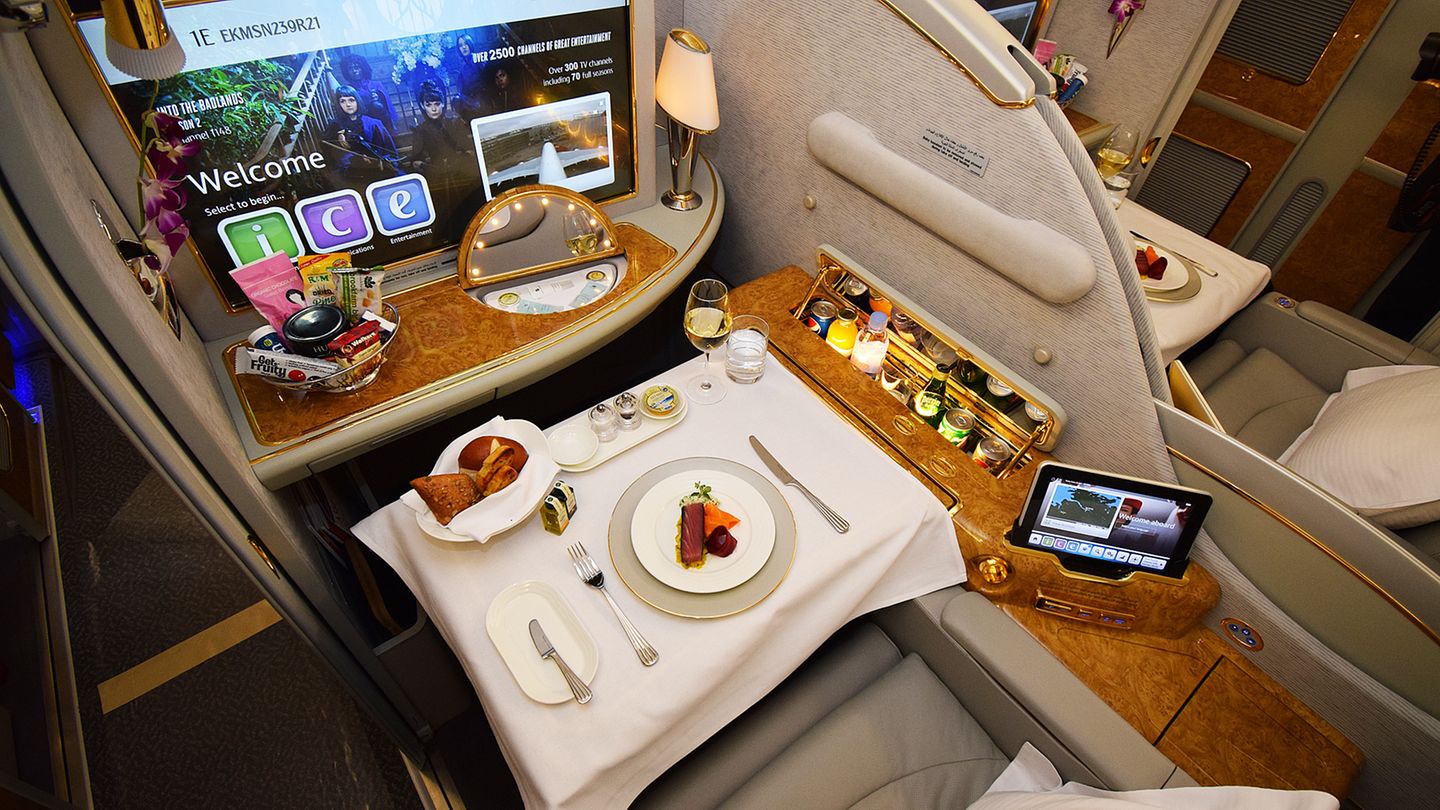 Im vorderen Teil des Oberdecks gibt es 14 First-Class-Suiten mit elektrischen Türen, Minibar und beleuchtetem Kosmetikspiegel. Die Sessel lassen sich per Knopfdruck in 2,08 Meter lange Betten verwandeln.