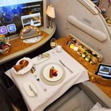 Im vorderen Teil des Oberdecks gibt es 14 First-Class-Suiten mit elektrischen Türen, Minibar und beleuchtetem Kosmetikspiegel. Die Sessel lassen sich per Knopfdruck in 2,08 Meter lange Betten verwandeln.