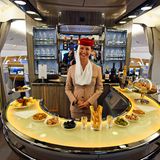 Um zur Bar im Heck des Oberdecks zu gelangen, müssen die Passagiere der First Class die Business Class durchqueren. Neu gestaltet wurde inzwischen die hufeisenförmige Bar. Ab jetzt gibt es hier auch mehrere Sitzgelegenheiten.