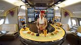 Um zur Bar im Heck des Oberdecks zu gelangen, müssen die Passagiere der First Class die Business Class durchqueren. Neu gestaltet wurde inzwischen die hufeisenförmige Bar. Ab jetzt gibt es hier auch mehrere Sitzgelegenheiten.