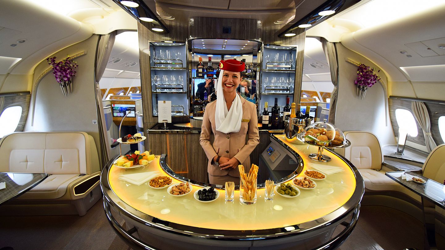 Um zur Bar im Heck des Oberdecks zu gelangen, müssen die Passagiere der First Class die Business Class durchqueren. Neu gestaltet wurde inzwischen die hufeisenförmige Bar. Ab jetzt gibt es hier auch mehrere Sitzgelegenheiten.