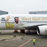 Das 100. Exemplar für Emirates hat eine Sonderbemalung erhalten. Auf dem Rumpf winkt seine Hoheit Sheikh Zayed bin Sultan Al Nahyan. Der Gründungsvater der Vereinigten Arabischen Emirate (VAE) wäre im kommenden Jahr 100 Jahre alt geworden.