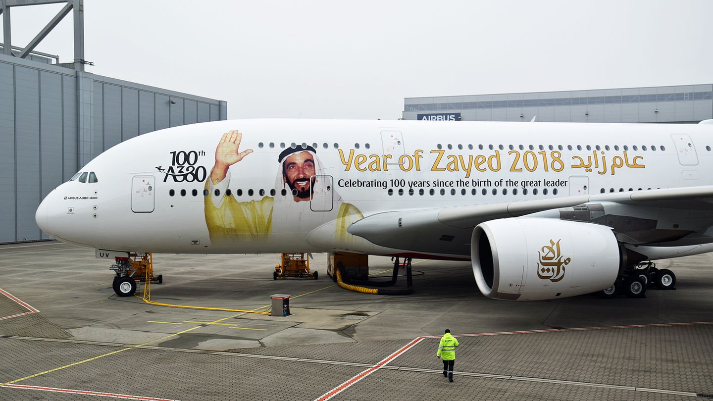 Das 100. Exemplar für Emirates hat eine Sonderbemalung erhalten. Auf dem Rumpf winkt seine Hoheit Sheikh Zayed bin Sultan Al Nahyan. Der Gründungsvater der Vereinigten Arabischen Emirate (VAE) wäre im kommenden Jahr 100 Jahre alt geworden.