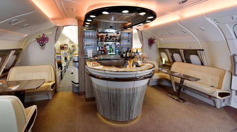 Bar im Airbus A380 von Emirates Airlines