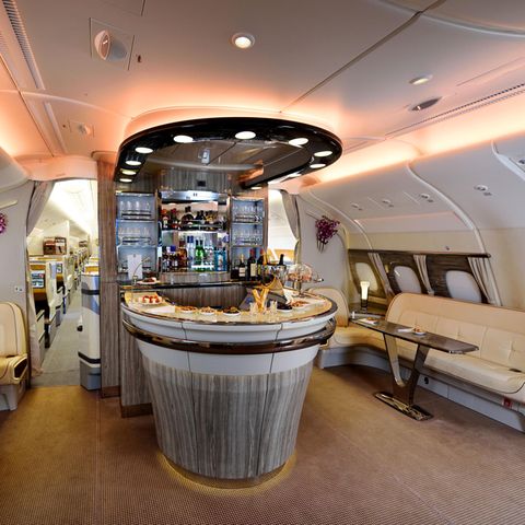 Bar im Airbus A380 von Emirates Airlines