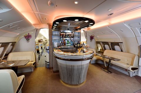 Bar im Airbus A380 von Emirates Airlines