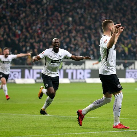 Der Frankfurter Ante Rebic (r.) freut sich über sein Tor zum 1:0. Noch mehr Jubel herrschte beim Frankfurter 2:1 kurz vor Schluss