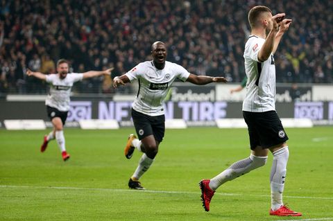 Der Frankfurter Ante Rebic (r.) freut sich über sein Tor zum 1:0. Noch mehr Jubel herrschte beim Frankfurter 2:1 kurz vor Schluss