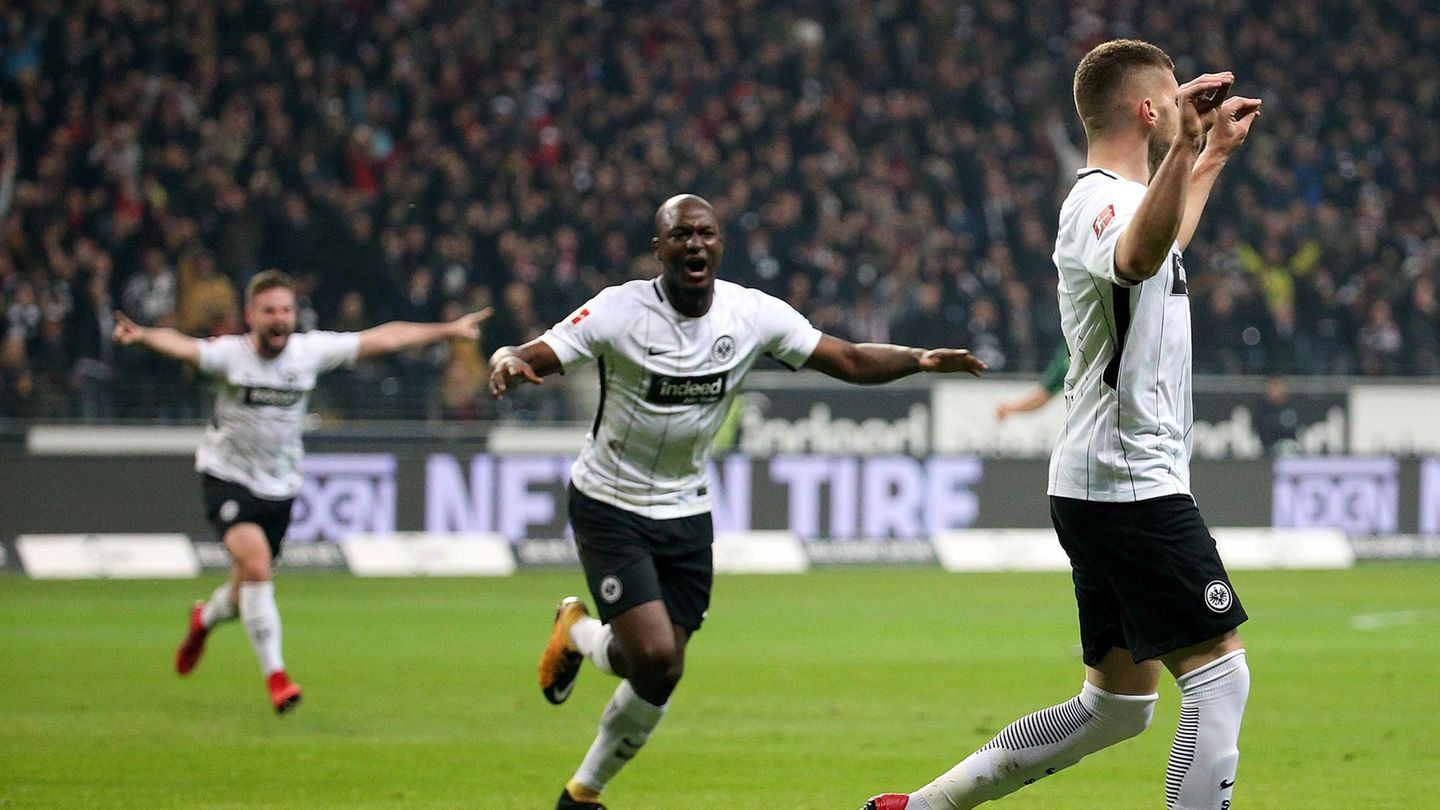 Der Frankfurter Ante Rebic (r.) freut sich über sein Tor zum 1:0. Noch mehr Jubel herrschte beim Frankfurter 2:1 kurz vor Schluss