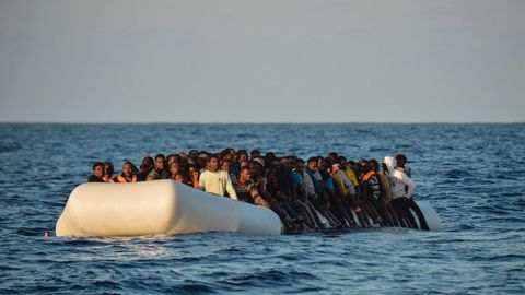 Ein großes Schlauchboot voller Flüchtlinge treibt auf dem Mittelmeer