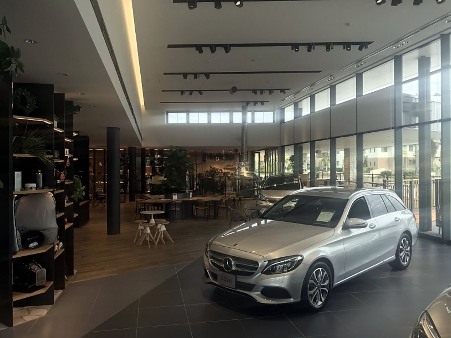 Mercedes Händler Tokio 2017 - hier ist jedes dritte verkaufte Auto ein Diesel