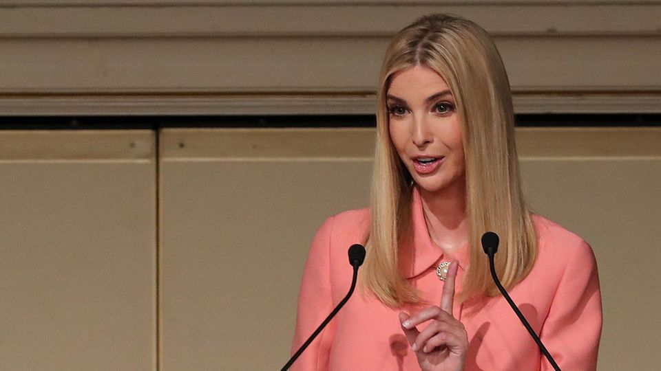 In einem rosafarbenen Kostüm steht Ivanka Trump mit erhobenem Zeigefinger am Redepult einer Frauenkonferenz in Tokio.