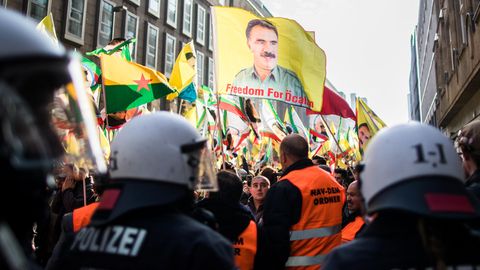 Die Polizei war in Düsseldorf mit einem Großaufgebot vor Ort und stoppte die Kurdendemo