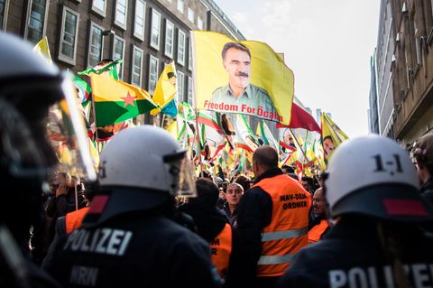 Die Polizei war in Düsseldorf mit einem Großaufgebot vor Ort und stoppte die Kurdendemo