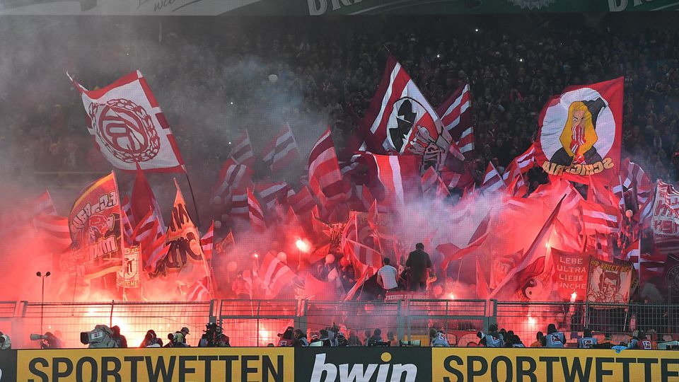 Zuschauer zündeten während der Bundesligapartie zwischen dem BVB und dem FC Bayern mehrmals Pyrotechnik Zuschauer zündeten während der Bundesligapartie zwischen dem BVB und dem FC Bayern mehrmals Pyrotechnik
