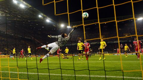 Arjen Robben erzielt im Topspiel der Fußball-Bundesliga das 0:1. Am Ende unterlag der BVB dem FC Bayern mit 1:3