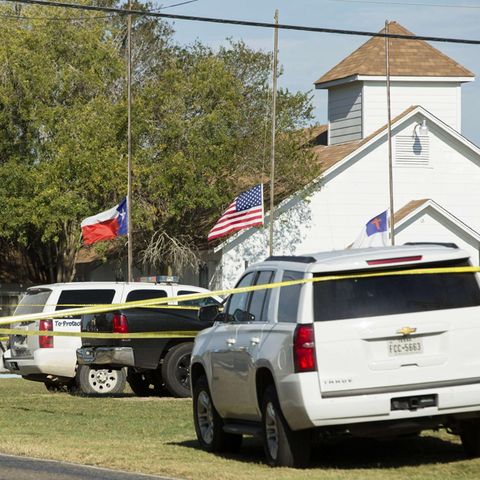 Der Tatort in der Gemeinde Sutherland Springs im US-Bundesstaat Texas: Die Polizei hat die Kirche abgeriegelt.