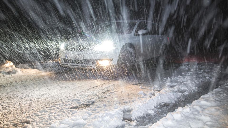 Schneetreiben in Bayern: Ein Auto auf der Passstraße bei Grasgehren