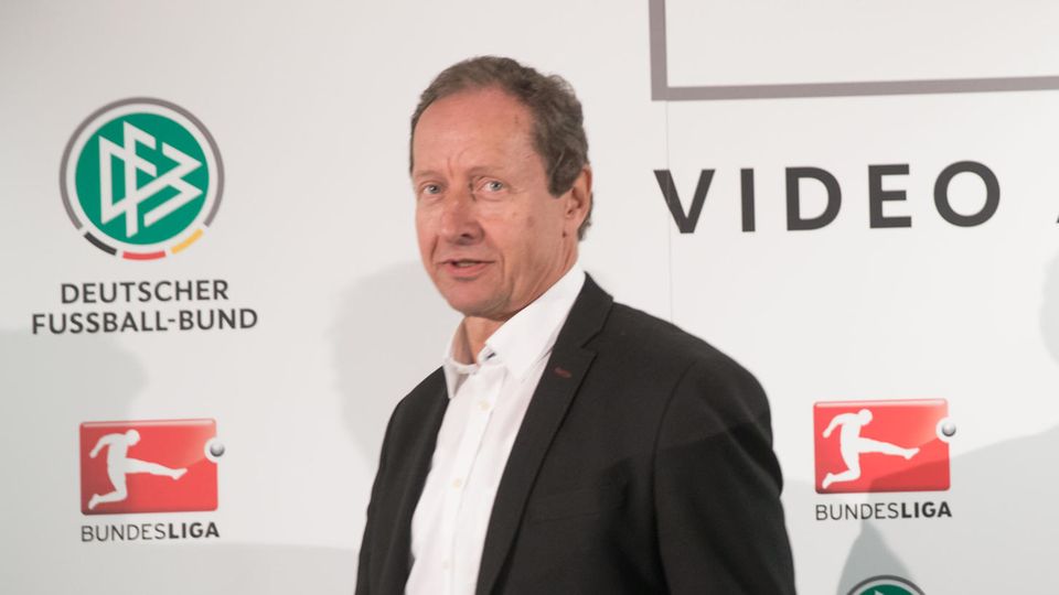 Hellmut Krug, Chef der Video-Schiedsrichter, sieht sich Manipulationsvorwürfen ausgesetzt