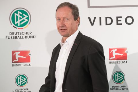 Hellmut Krug, Chef der Video-Schiedsrichter, sieht sich Manipulationsvorwürfen ausgesetzt