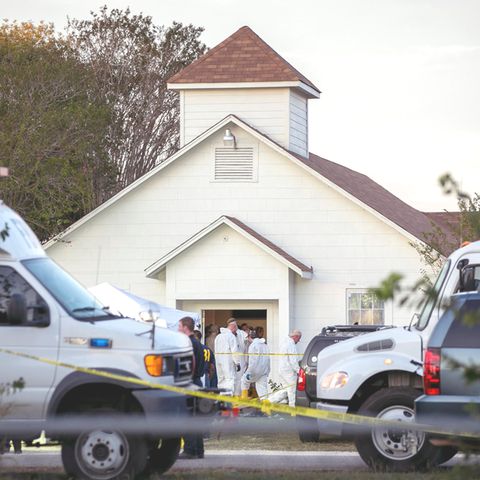 Ermittler untersuchen in Sutherland Springs, Texas, USA, den Tatort - eine Baptistenkirche