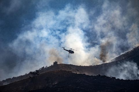 Saudischer Prinz stirbt bei Helikopter-Absturz. Ein Helikopter fliegt über eine Gebirgslandschaft (Symbolbild)