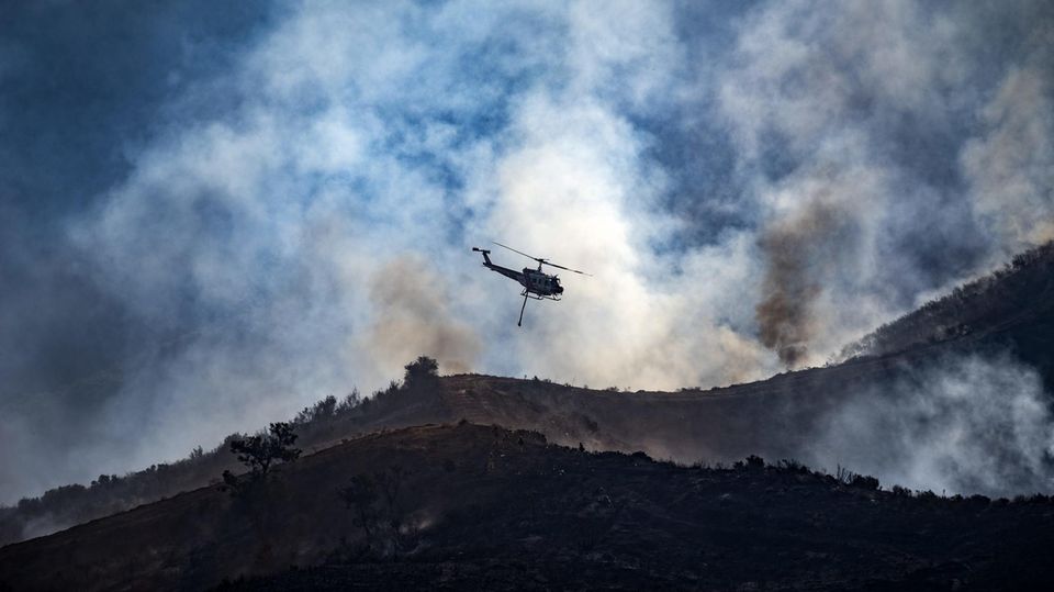 Saudischer Prinz stirbt bei Helikopter-Absturz. Ein Helikopter fliegt über eine Gebirgslandschaft (Symbolbild)