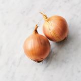 Die Zwiebeln schälen, vierteln, dann die einzelnen Schichten ablösen und in den Topf fallen lassen, dabei immer wieder umrühren. Sobald das Fleisch schön gebräunt ist, kommt es auch dazu.