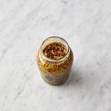 Senf unterrühren, dann 800 ml heißes Wasser.