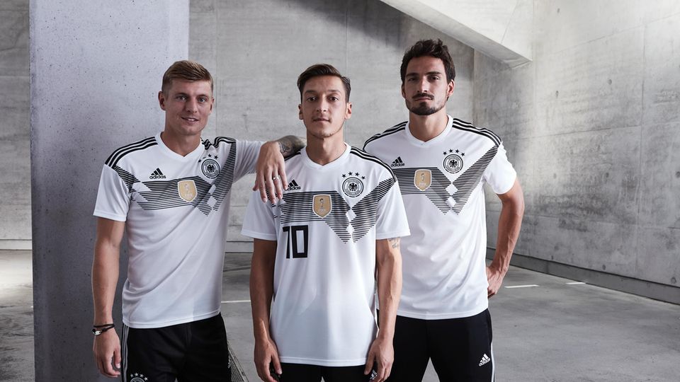 Toni Kroos, Mesut Özil und Mats Hummels tragen das DFB-Trikot für die Fußball-WM 2018: Es sieht aus wie das Trikot 1990 in Grau