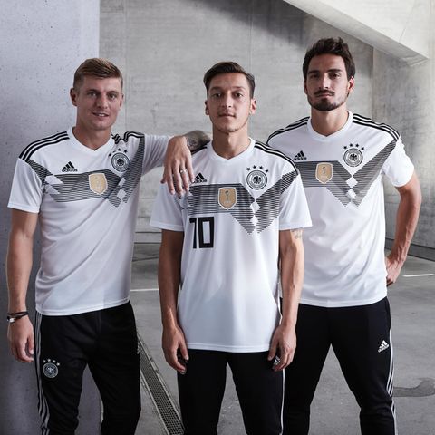 Toni Kroos, Mesut Özil und Mats Hummels tragen das DFB-Trikot für die Fußball-WM 2018: Es sieht aus wie das Trikot 1990 in Grau