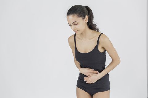 Campylobacter-Erreger im Hähnchenfleisch: Eine Frau hält sich den Bauch (Symbolbild)