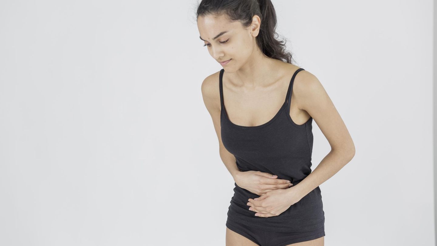 Campylobacter-Erreger im Hähnchenfleisch: Eine Frau hält sich den Bauch (Symbolbild)