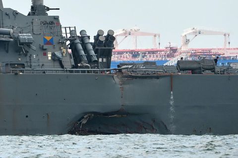 Die Kollision riss ein Loch in den Rumpf der USS John S McCain.