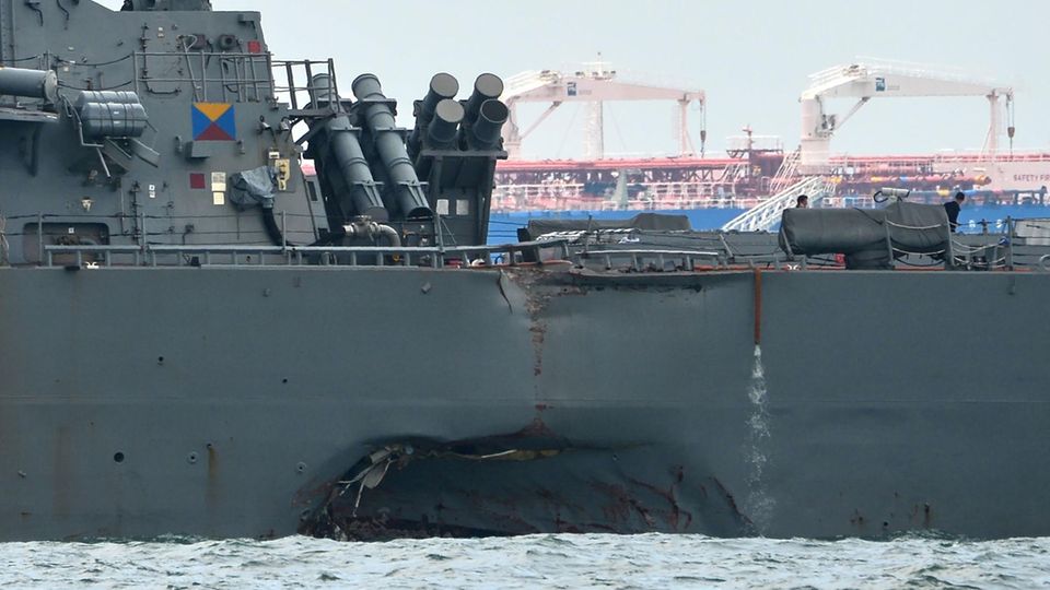 Die Kollision riss ein Loch in den Rumpf der USS John S McCain.