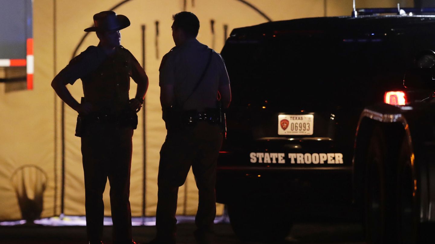 Polizei am Tatort in Sutherland Springs, Texas: Hier soll Devin Patrick Kelley über 20 Menschen erschossen haben