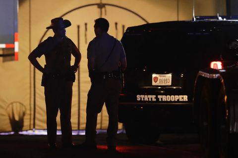 Polizei am Tatort in Sutherland Springs, Texas: Hier soll Devin Patrick Kelley über 20 Menschen erschossen haben