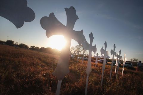 26 Kreuze im Sonnenuntergang - sie wurden zum Gedenken an die Todesopfer des Massaker von Texas aufgestellt
