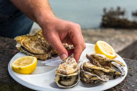 Austern aus Arcachon  Schlürfen für Genießer: Fangfrische Austern (Huitres) haben das ganze Jahr über Saison. Austernzucht gibt es vor allem an den Küsten der Charente, der Bretagne und der Normandie sowie im Becken von Arcachon in Aquitanien. Wir empfehlen Schlemmerurlaubern auch den Besuch einer Austernzuchtanlage. Selbstverpfleger mit echtem Faible für Austern kaufen eine "bourriche" – so heißen die länglichen oder rechteckigen Körbe mit 12 Dutzend Austern.