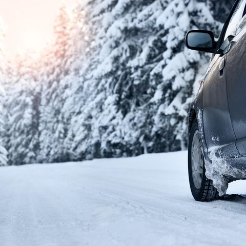 Auf Schnee helfen nur echte Winterreifen mit dem Schneeflocken-Symbol.