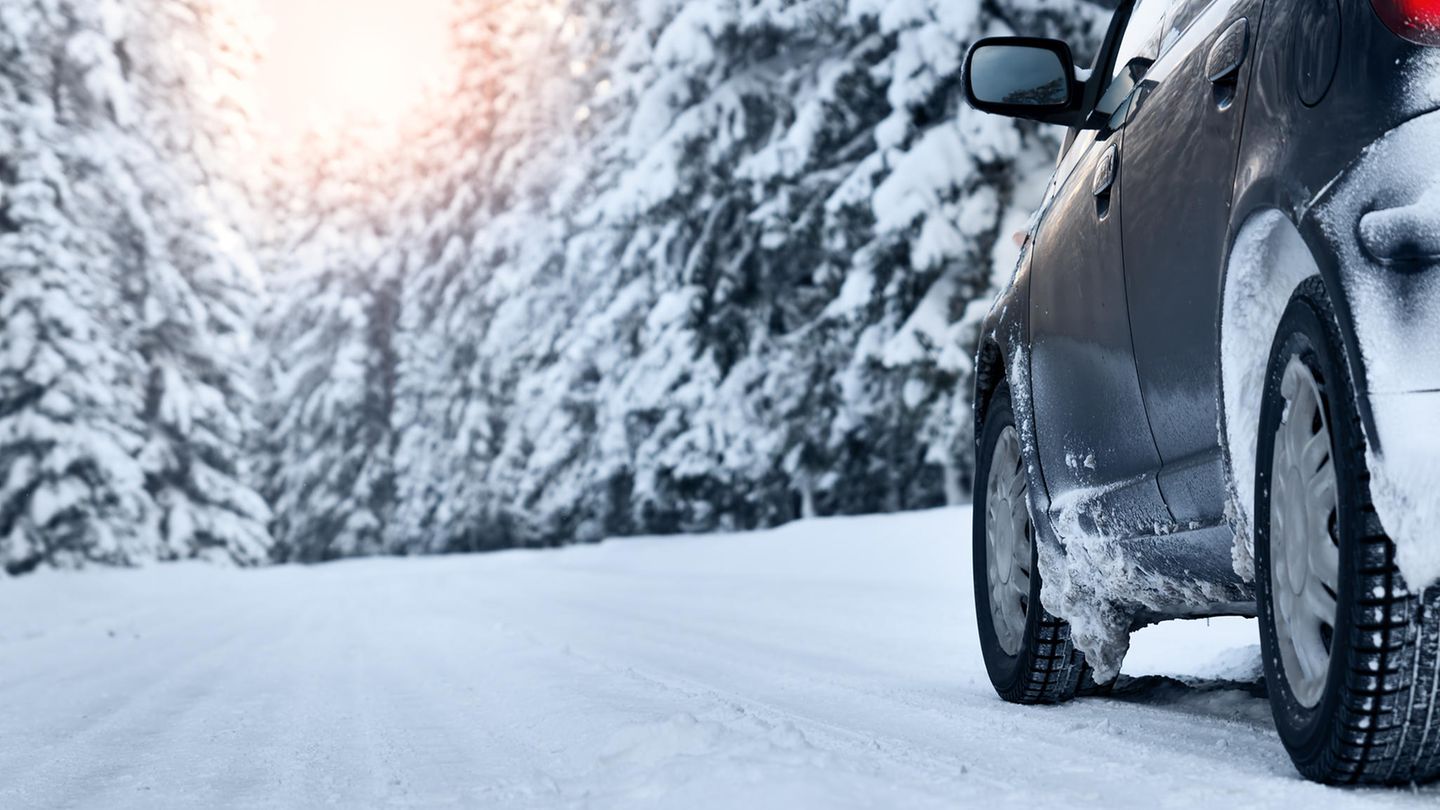 Auf Schnee helfen nur echte Winterreifen mit dem Schneeflocken-Symbol.