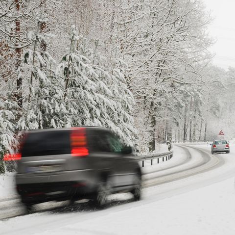 Vorsicht ist geboten. Auch mit Winterreifen bremst ein Auto bei Schnee nicht so wie auf Asphalt.