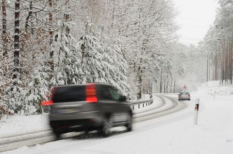 Vorsicht ist geboten. Auch mit Winterreifen bremst ein Auto bei Schnee nicht so wie auf Asphalt.