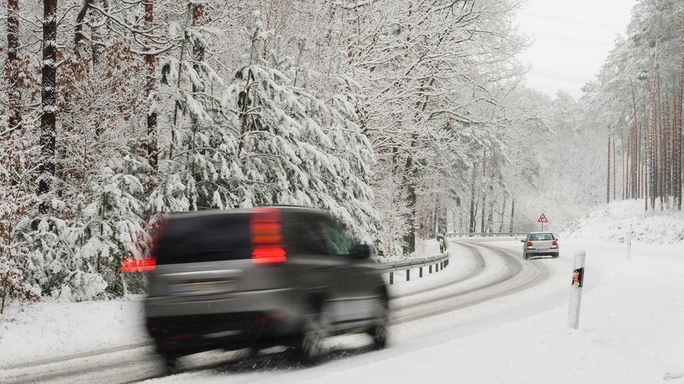 Vorsicht ist geboten. Auch mit Winterreifen bremst ein Auto bei Schnee nicht so wie auf Asphalt.