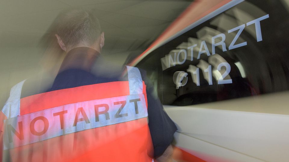 In Berlin hat ein pöbelnder Autofahrer den Einsatz eines Rettungsteams behindert