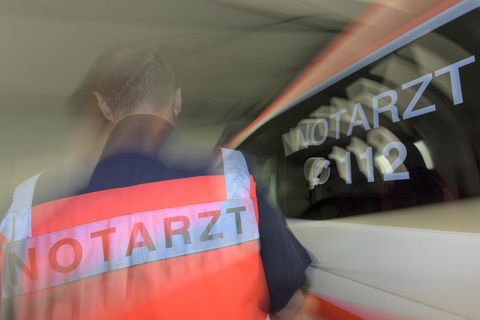 In Berlin hat ein pöbelnder Autofahrer den Einsatz eines Rettungsteams behindert