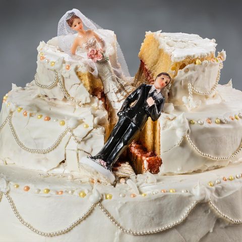 Eine zerstörte Hochzeitstorte mit abgestürztem Brautpaar