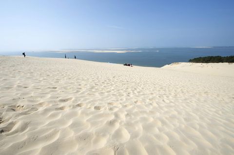 Arcachon mit Europas höchster Sanddüne  Per Zug schnell erreichbar aus Bordeaux ist Arcachon mit seinem großen goldgelben Sandstrand. Insgesamt bietet die schmucke Kleinstadt sogar sieben Kilometer feine Sandstrände und dazu 15 km angelegte Fahrradstrecken. Größte Attraktion ist Europas höchste Sanddüne: Die Dune von Pilat ist 110 Meter hoch, 500 Meter breit und knapp drei Kilometer lang. Für kleinere Kinder ist es vielleicht zu viel des Guten, aber die Großen besteigen die Dune am besten gemeinsam mit den Eltern. Belohnt werden sie mit einem tollen Naturerlebnis und beeindruckendem Panoramablick über den Ozean, das Becken von Arcachon und die Wälder des Naturparks Landes.